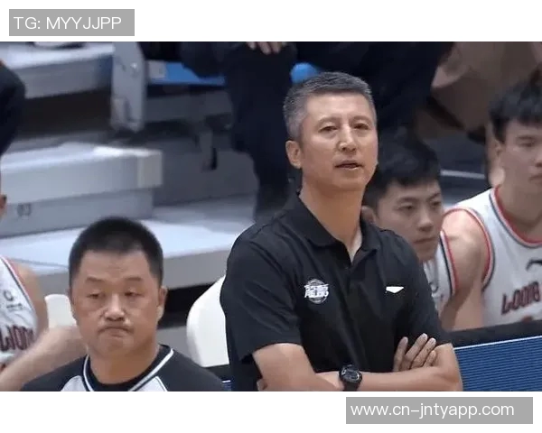 上海新援崔晓龙训练受伤将缺席揭幕战球队面临人员短缺挑战