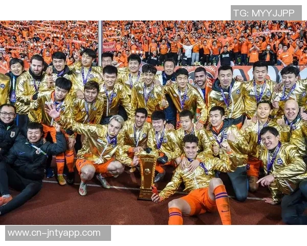 山东泰山庆祝成立32周年五次夺顶级联赛冠军八次捧足协杯奖杯 山东泰山庆祝成立32周年五次夺顶级联赛冠军八次捧足协杯奖杯