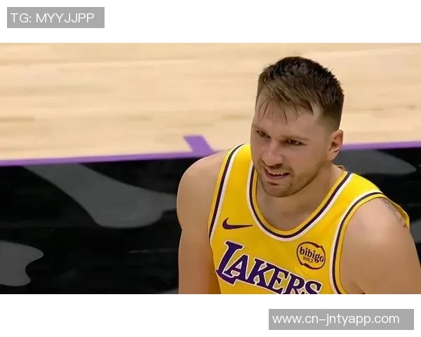 沃西盛赞东契奇表现出色17中9砍下26分并展现出色防守能力 沃西盛赞东契奇表现出色17中9砍下26分并展现出色防守能力