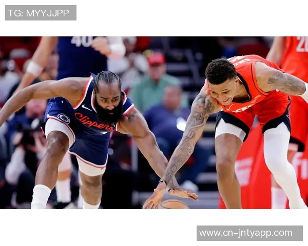 哈登绝杀三分遭打手心情低落却依然穿越人海温暖拥抱马克西母亲